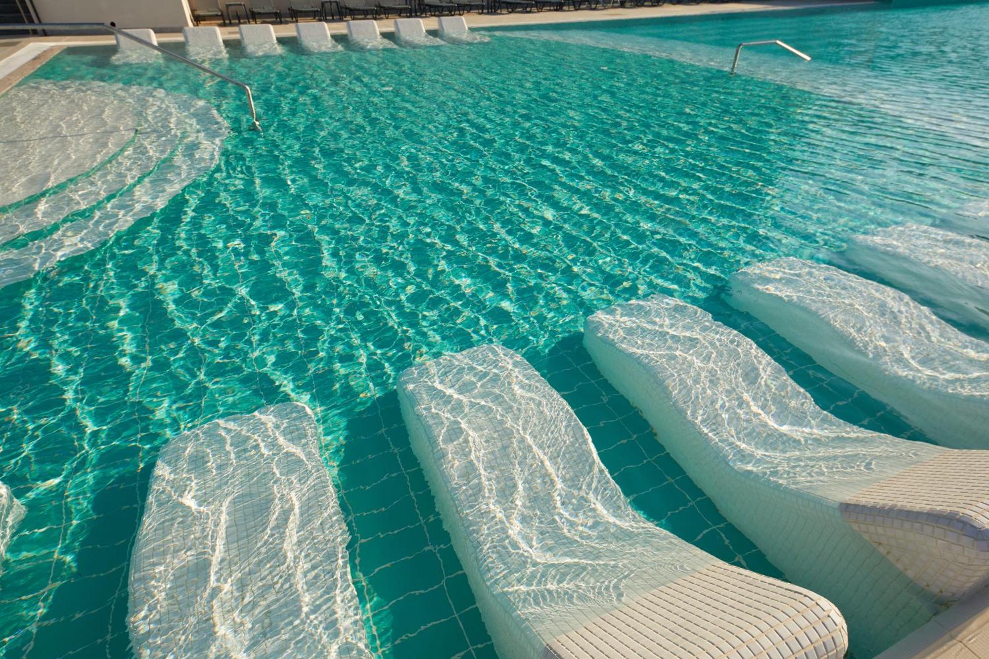 Secrets Sunny Beach Resort & Spa (Adults Only) Εξωτερικό φωτογραφία The swimming pool at the Atlantis Paradise Island