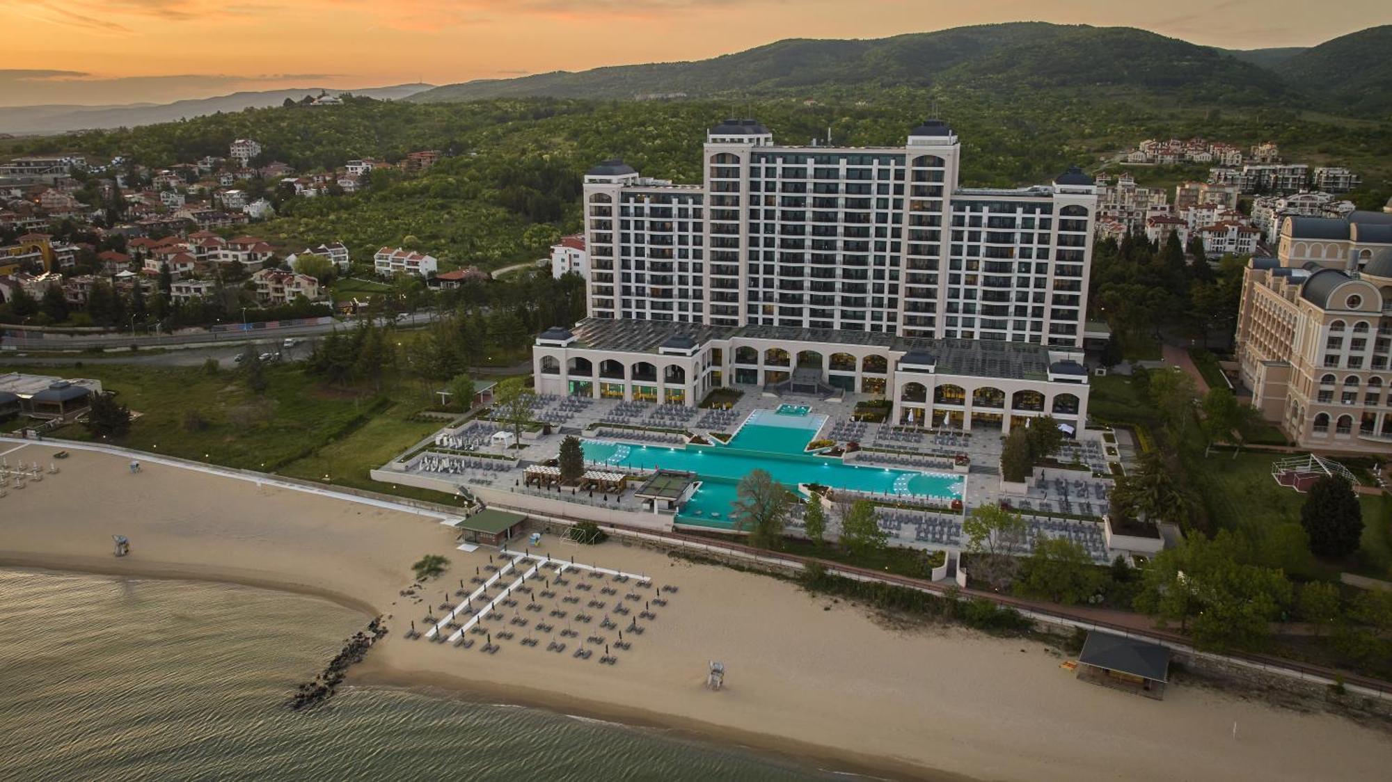 Secrets Sunny Beach Resort & Spa (Adults Only) Εξωτερικό φωτογραφία Hilton Danang Resort