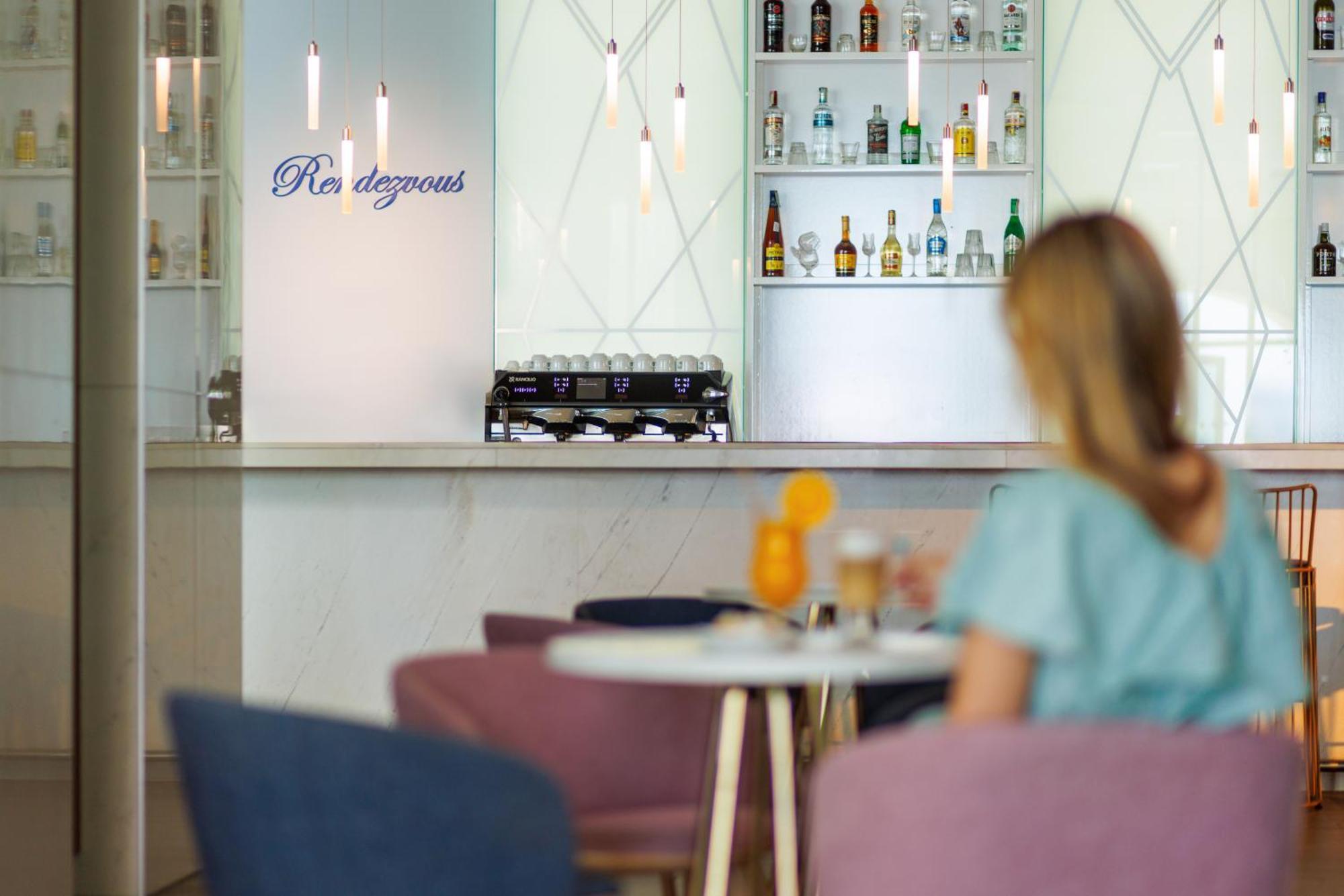 Secrets Sunny Beach Resort & Spa (Adults Only) Εξωτερικό φωτογραφία The bar at the lounge